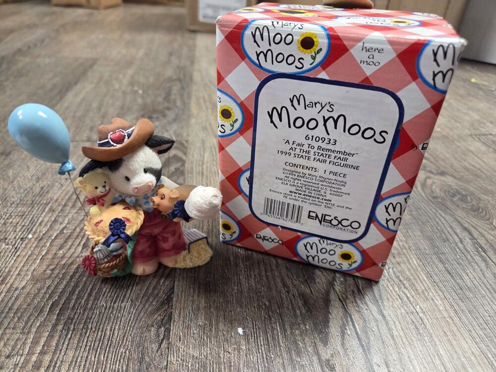 Mary Moo Moos "A Fair To Remember " -1999 State Fair Series Collectible Figurine